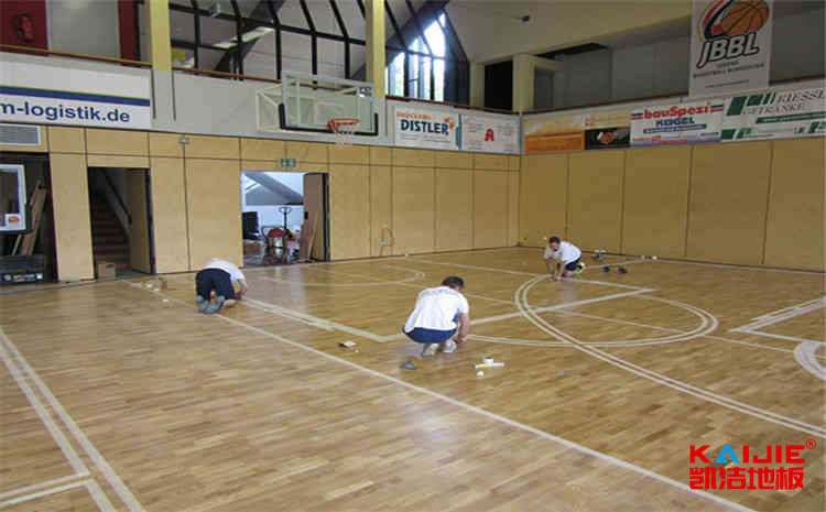 羽毛球館地面什么材料好